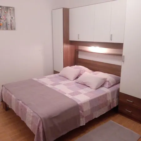 Apartman Lomar *